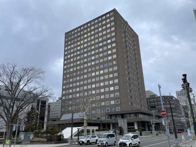 札幌市役所。札幌市の天下り先として札幌ドームが受け皿になっているのではないかとネット上で噂が囁かれるが「天下りについて調べましたが、株式会社札幌ドームは札幌市の他の出資団体に比べれば少ないほうです」（波田氏）とのこと