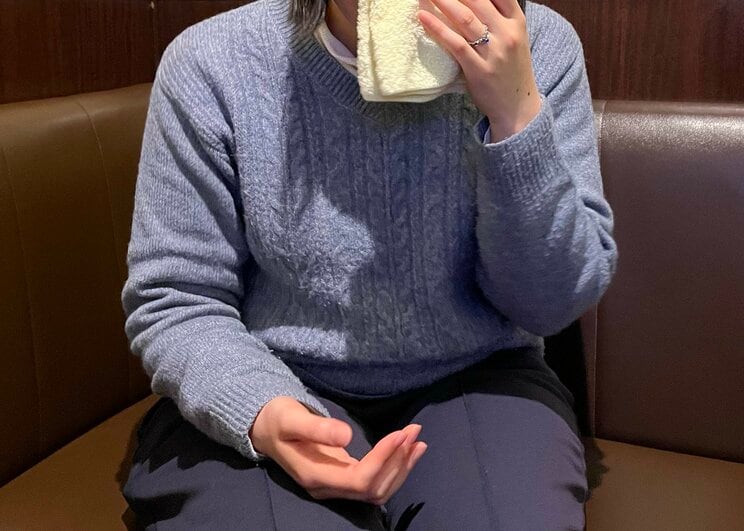 祖父の話を涙ながらに語ってくれた藤原さん（撮影／集英社オンライン）