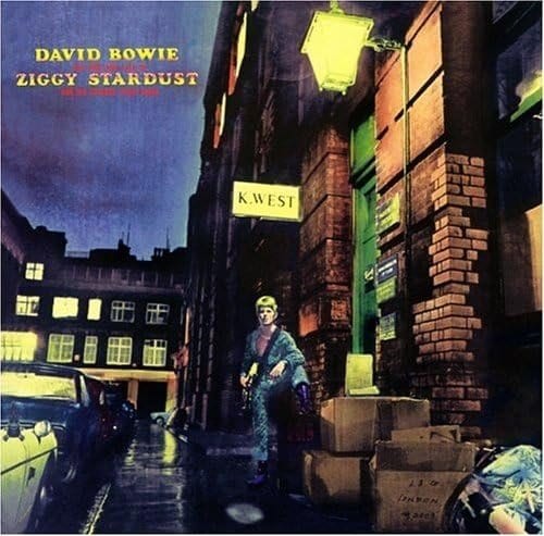 1972年に発売された『THE RISE AND FALL OF ZIGGY STARDUST / ジギー・スターダスト』（ワーナーミュージック・ジャパン）。デヴィッド・ボウイの代表作の一つで、人類滅亡の危機に、救世主として異星より来たロックスター「ジギー・スターダスト」の物語仕立てとなっている