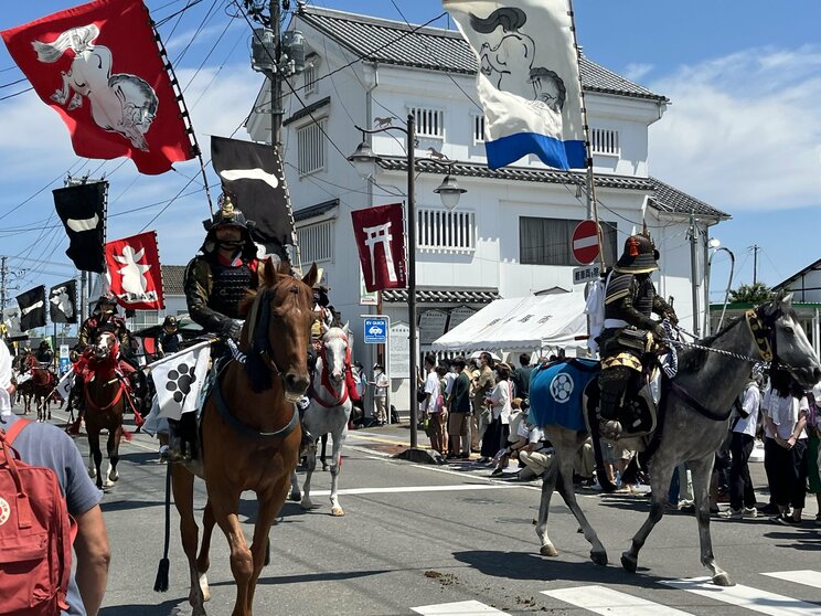 祭りでは甲冑を身に着けた騎馬武者の行列が市街地を進む　撮影／星野博美