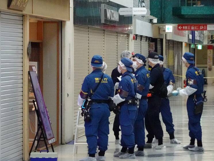 捜査する捜査員（写真／読者提供）