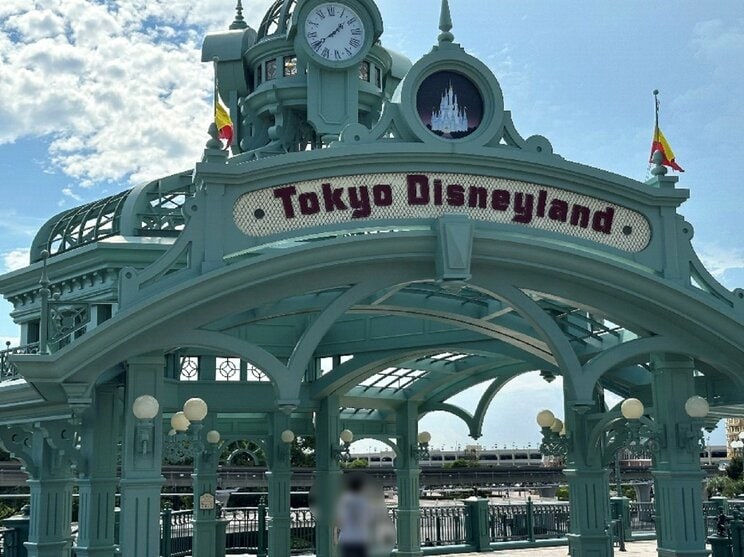 東京ディズニーランドへの道を示すゲート（撮影／集英社オンライン）