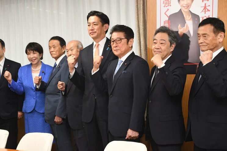 青木一彦氏（右から2番目／青木一彦公式Xより）