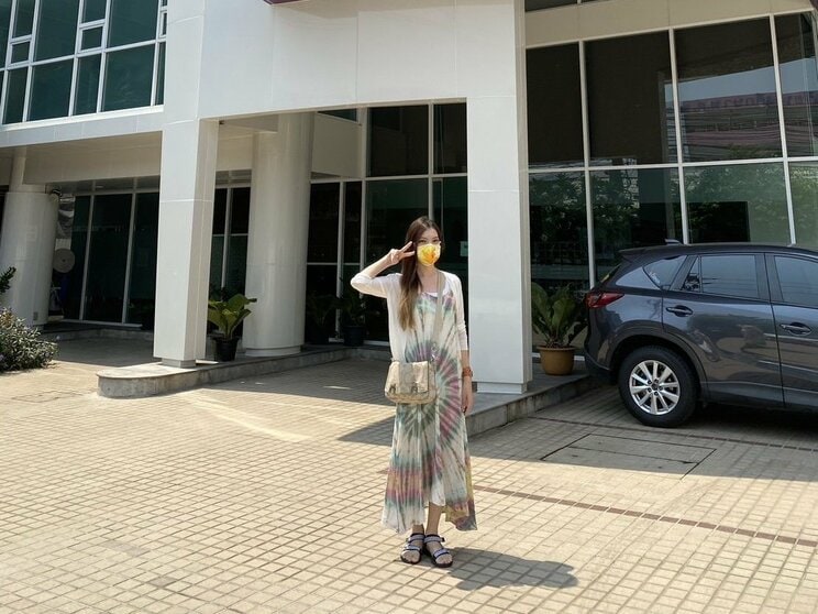 ​​クリニックの前でポーズをとる美菜さん​