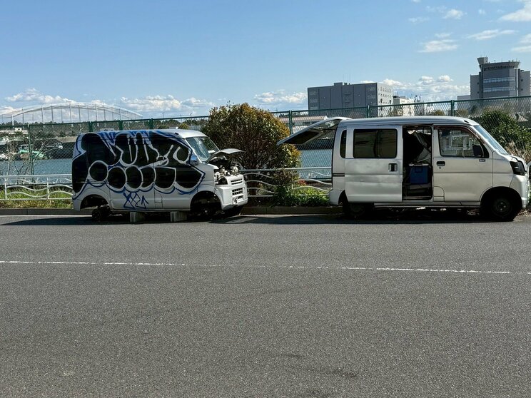 中にはタイヤがない放置車両も。転売目的で盗難されたのかもしれない（撮影／集英社オンライン）