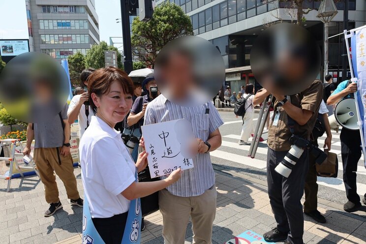 サインにも応じていた（撮影/集英社オンライン）