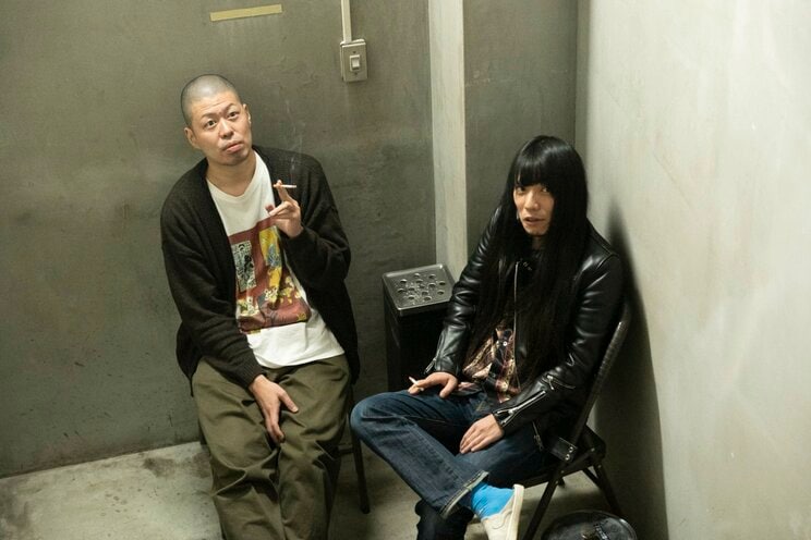 ライブにもよく行くという音楽好きな小林（左）とさだまさし好きな友保