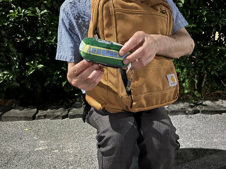「電車に乗ることが好き」という森野さんのリュックについてるキーホルダー（写真／集英社オンライン）