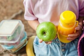 遠足の“おやつ交換禁止”に賛否の声「小5女児が給食で粉チーズ入りのチヂミを食べて死亡事故」も…学校で広がる子どものアレルギー対策
