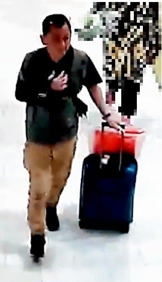 空港でスーツケースをもつ益田容疑者（栃木県警提供）