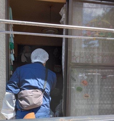 志保容疑者の実家を捜査する捜査員