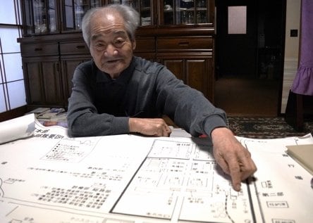 731部隊の施設配置図を指しながら証言をする清水英男さん（撮影／集英社オンライン）