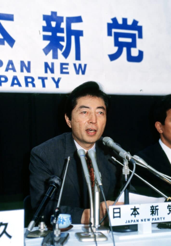 1992年5月22日、日本新党の結党記者会見での細川氏。写真／アフロ