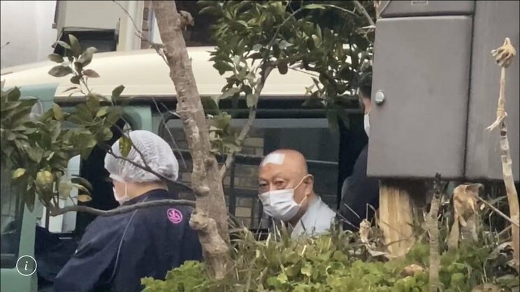 マイカーの前で記者に気づいた渋谷博仁容疑者