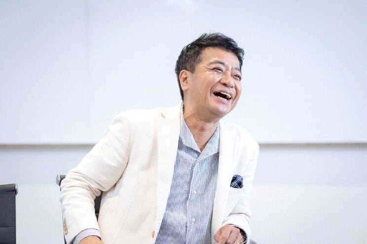 インタビュー中も笑いが絶えない中山秀征　撮影／齋藤周造