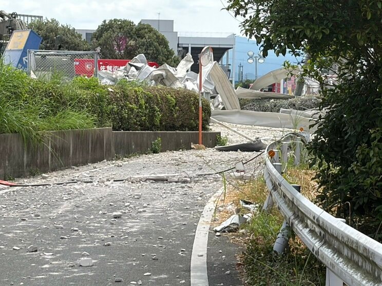 
爆発したイオンモール裏手（撮影／集英社オンライン）

