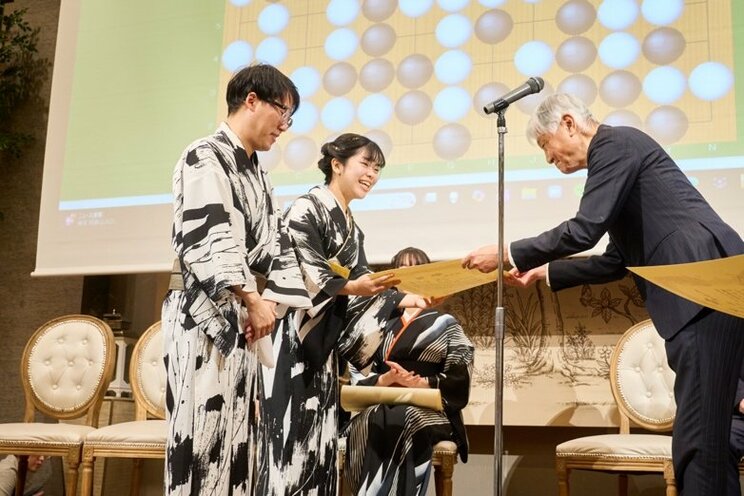 上野梨紗女流棋聖・井山裕太碁聖ペアと、藤澤一就一門後援会会長の本保芳明氏（©︎藤澤一就一門後援会）