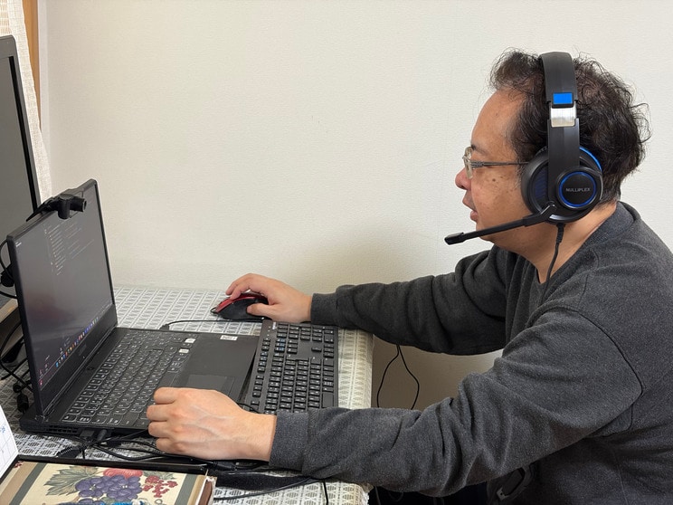 めちゃコマが行なっているプログラミング講座の受講生にZOOMで教えている様子（撮影／集英社オンライン）