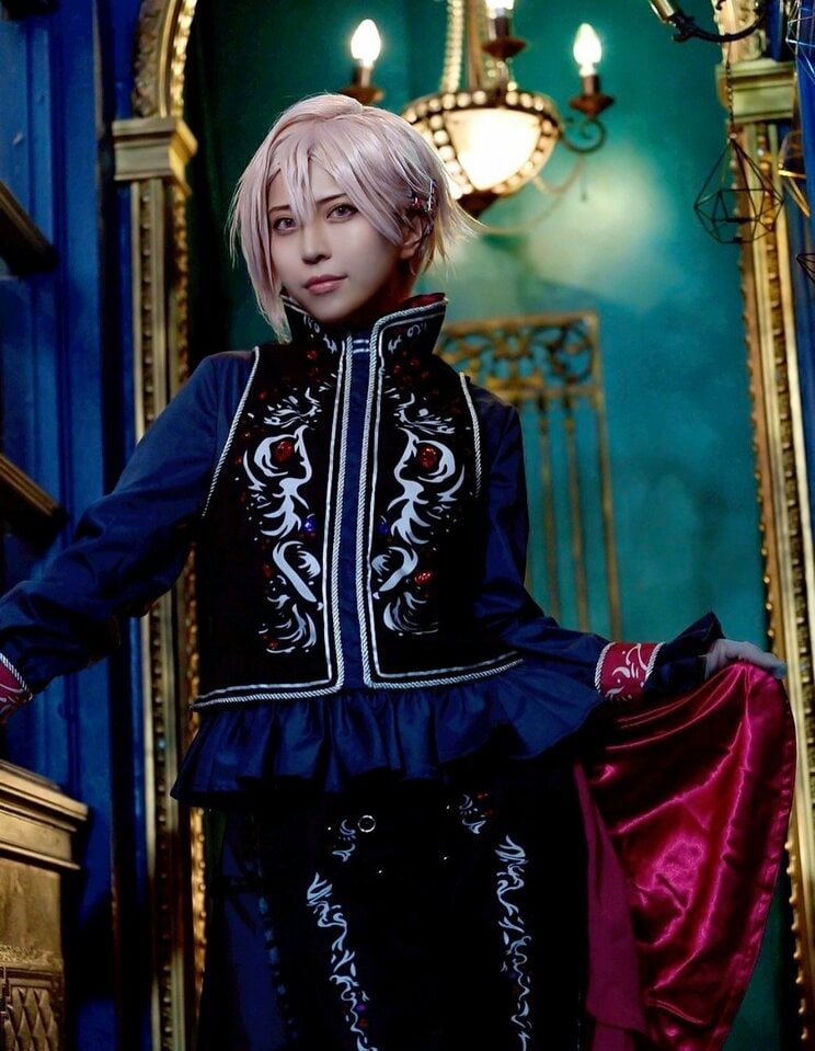 『アイドリッシュセブン』の九条天のコスプレをする竹内さん　写真／本人提供