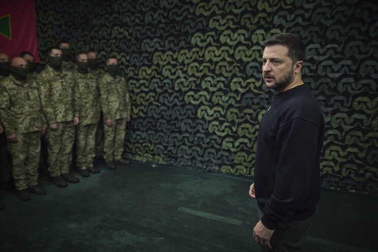 　10月20日、最前線の国境警備隊情報部隊を訪問し、諜報員らに演説するウクライナのゼレンスキー大統領　写真／共同通信