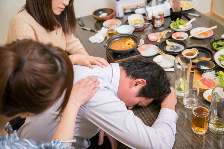 お酒の場ではついつい飲みすぎてしまうことも（写真／shutterstock）