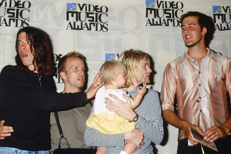 『スメルズ・ライク・ティーン・スピリット』のMVで最優秀オルタナティブ・ビデオ賞を受賞したニルヴァーナ（写真／Shutterstock）