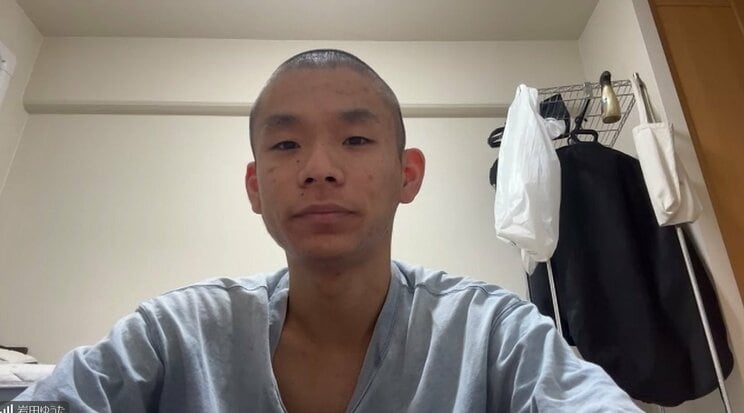 オンライン取材に応じる岩田ゆうた氏。大学卒業後、吉本のNSCに所属していたが、「個人でやったほうがフットワークが軽くいろいろできる」と最近退所した