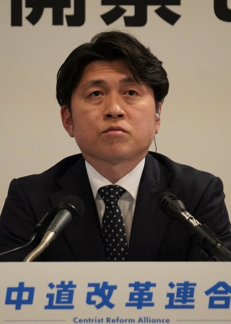 2月8日、中道の開票センターでメディアの質問に考え込む中野洋昌共同幹事長（撮影／集英社オンライン）