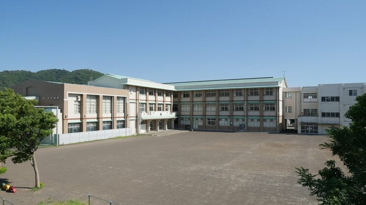 小学校の校庭のイメージ　写真／Shutterstock.