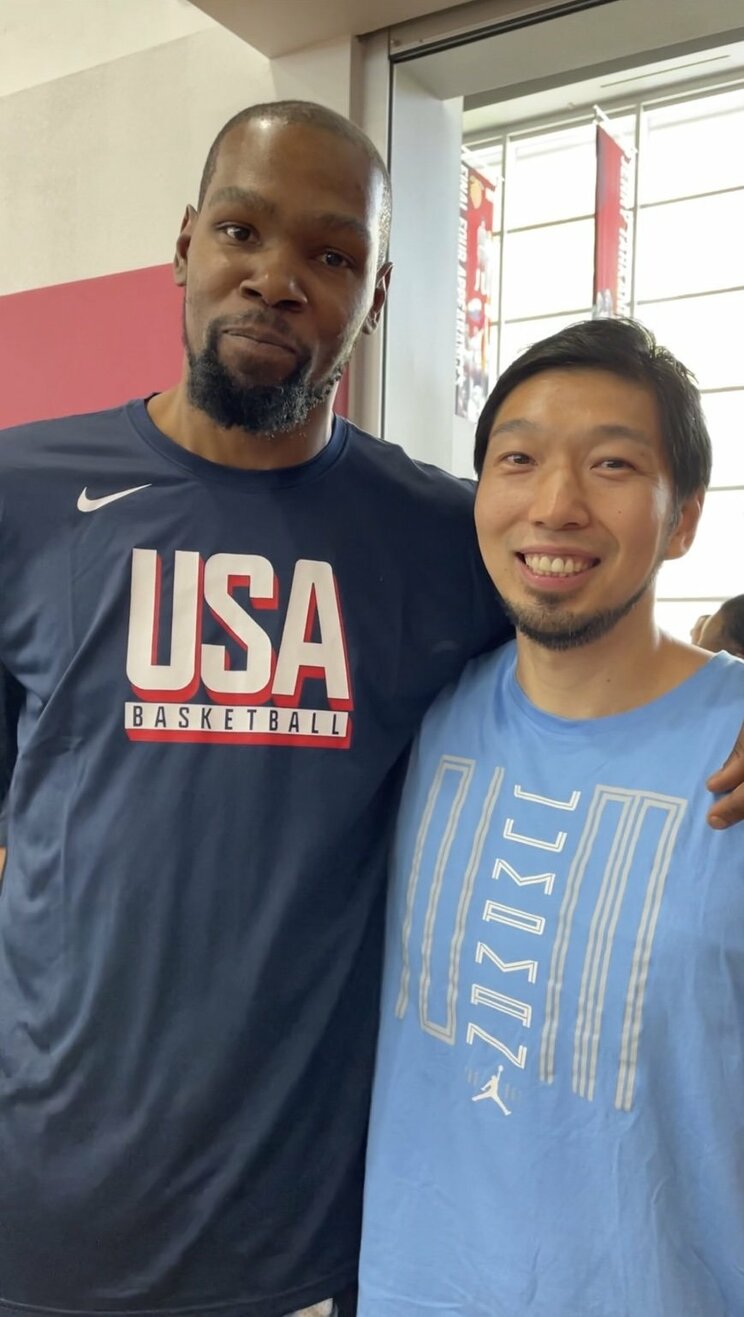 代表合宿場所で、リラックスした表情を見せるケビン・デュラント。写真／松井啓十郎