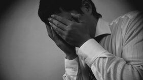 小さな成功体験、会社への信頼…新人が職場に定着するまでの5つの心理的ステップとは。すべての中間管理職が知っておくべき新人スタッフのメンタル段階