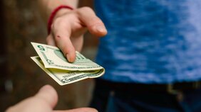 チップは今も必要なのか? アメリカの飲食店の従業員は「時給2ドル」という衝撃…さらに若者が直面する学生ローン地獄の実態