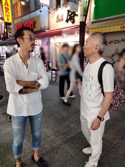 関根容疑者（左）と宝島さん（知人提供）