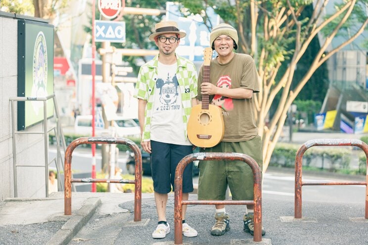 知久氏のギターを制作する山崎ギター工房の山崎俊氏と。知久氏が小ぶりなギターを好むのは「一般的なギターって体の小さい東洋人向けのサイズじゃないと思うんですよ。それにこういう民族楽器的なビジュアルも好みだから」