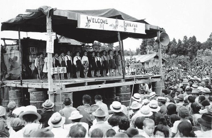 1945年5月、沖縄最大の民間人収容所のある石川で開かれた演芸会　沖縄県公文書館蔵