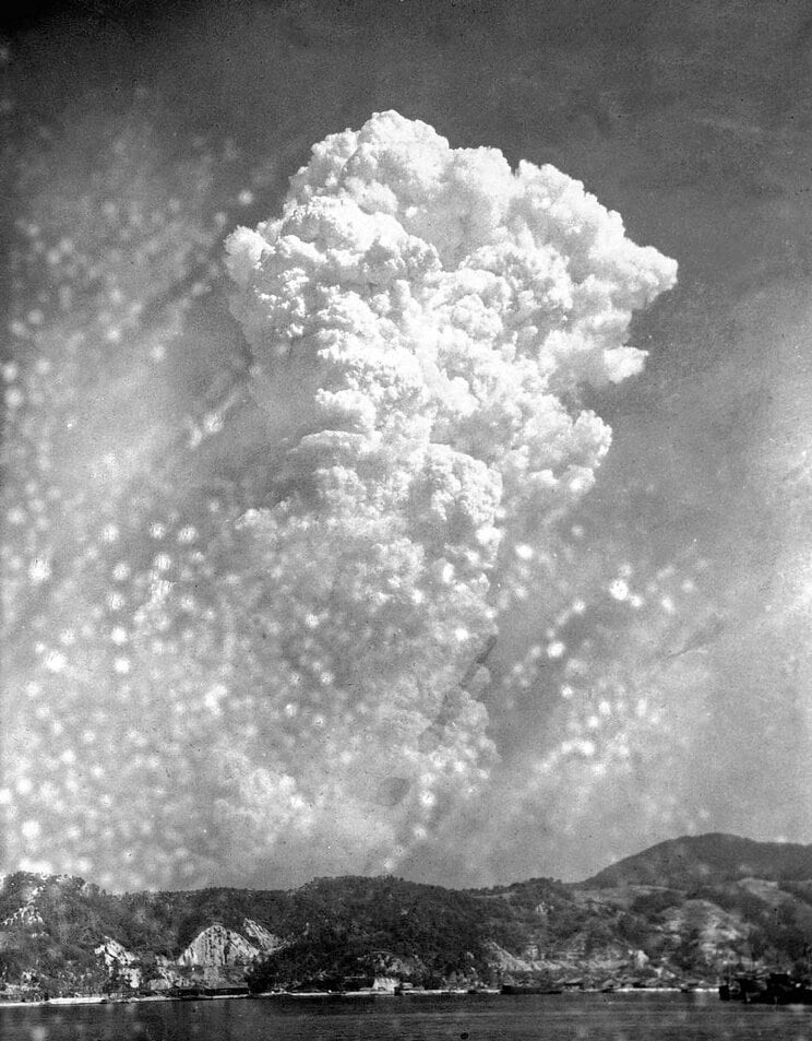 【写真多数】〈終戦78年〉出撃前の特攻隊、原爆のきのこ雲、火炎放射器で焼かれる沖縄―。AI技術と対話をもとにカラー化した写真が繋げる“過去と現在”_21
