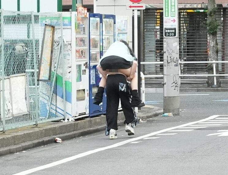 男性におんぶをされる女性