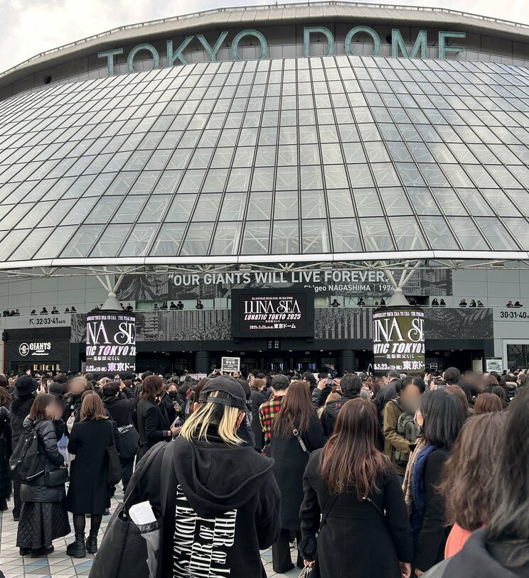 14年ぶりの東京ドームワンマンに集まった黒服のファンたち