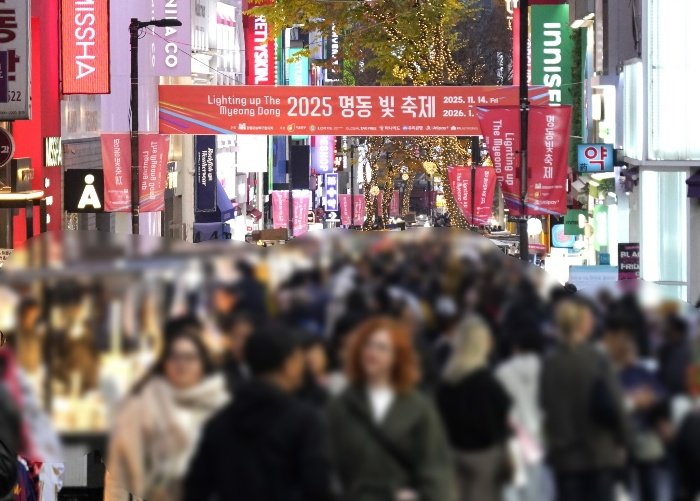 昨年11月、外国人観光客でにぎわうソウルの明洞 (撮影/集英社オンライン)