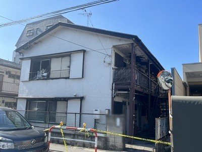 〈埼玉・郵便局拳銃立てこもり〉逮捕された86歳男は刺青と傷跡を見せ、「これ刺されたんだよね〜」と不良アピール。15年前に同居女性がいなくなり粗暴に…アパート火災は計画的犯行か!?_17