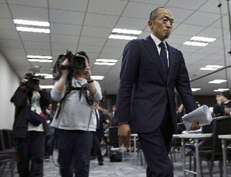 22日に会見した小林社長（写真／共同通信社）