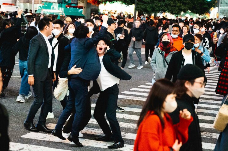 〈画像多数！ W杯コスタリカ戦・渋谷ルポ〉日本代表の敗戦にセンター街中で“ため息”がでた夜…はしゃぐサッカー芸人に女性サポーターが放った“一言”_44
