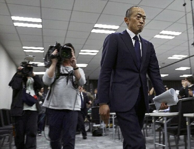 22日に会見した小林社長(写真/共同通信社)