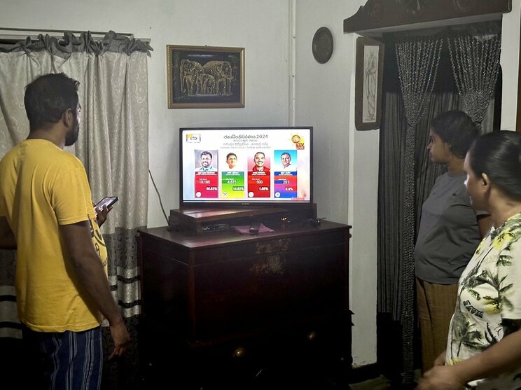 多くの国民が家族や友人とともに開票速報を見守った