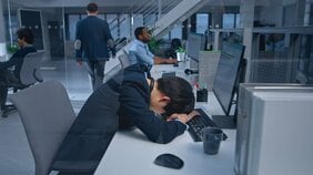 給与減、仕事増、会社はブラック企業に? 知られざる「週休3日制」の落とし穴