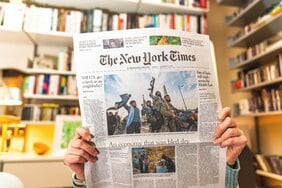なぜ富裕層は新聞に回帰するのか? 過去最高更新したNYタイムズの発行部数が示唆する「フェイクニュース」拡散への脅威