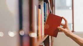 体の病は必死にケアするのに、なぜ心の病は放っておくのか…スマホ時代に精神の処方箋になってくれる読み物とは