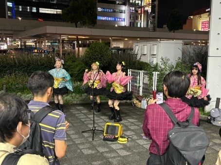 「うるさい」「邪魔だ」と通報相次ぐ駅前路上ライブ…市民にホンネを聞くと「文化を守っていくべき」「いや、SNSで発信できる」と賛否。アーティスト側は「嫌ならさっと帰ってほしい」_11