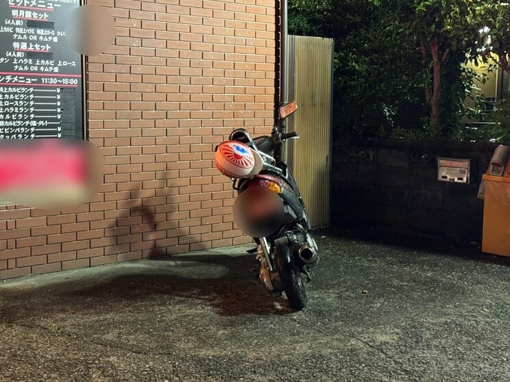 現場に停められていたバイク（撮影／集英社オンライン）