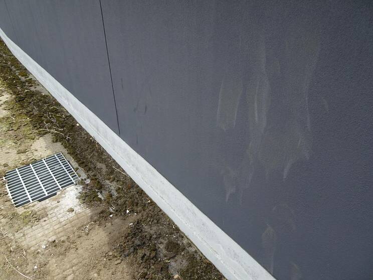 自宅の塀には足跡が…（撮影／集英社オンライン）